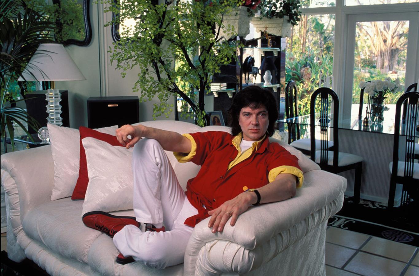 Camilo Sesto posa en su casa en una imagen de mediados de la década de los 90.