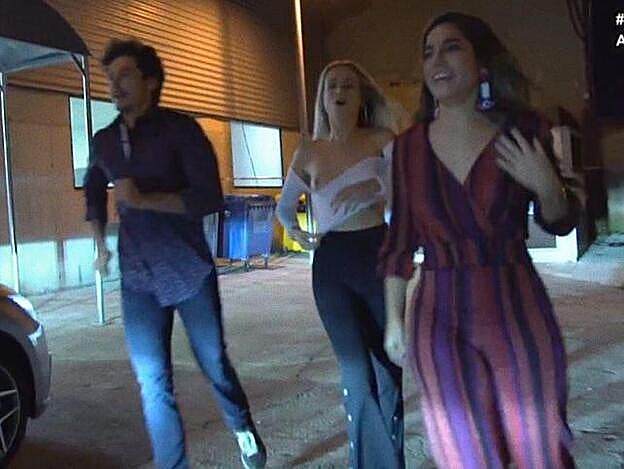 Instante en el que María deja su teta al descubierto.