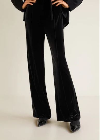 Imprescindible tendencia de la temporada: pantalones de terciopelo de Mango. Perfectos para Nochevieja. (29,99 euros).