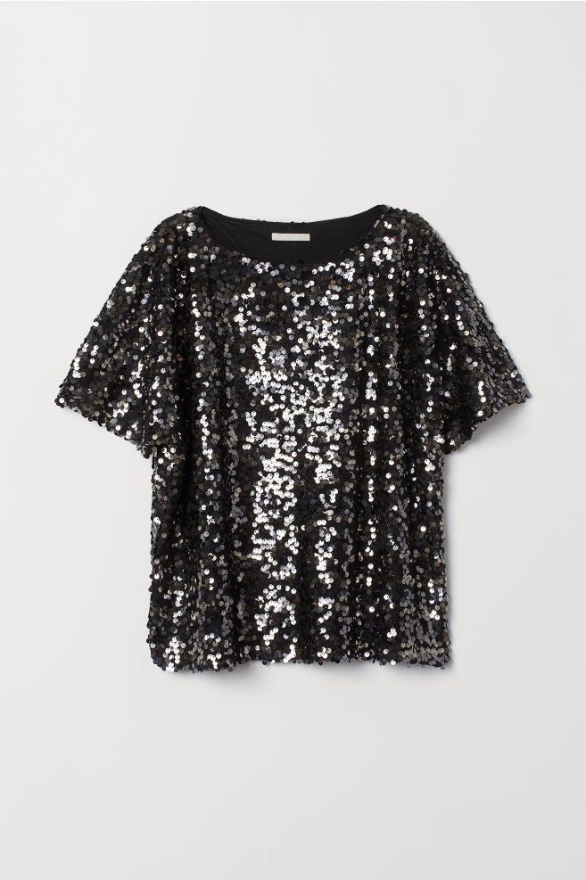 Un básico reconvertido en una prenda de fiesta imprecindible. Top lentejuelas de H&M. (19,99 euros). Aprende a brillar esta Nochevieja con las prendas más sencillas.