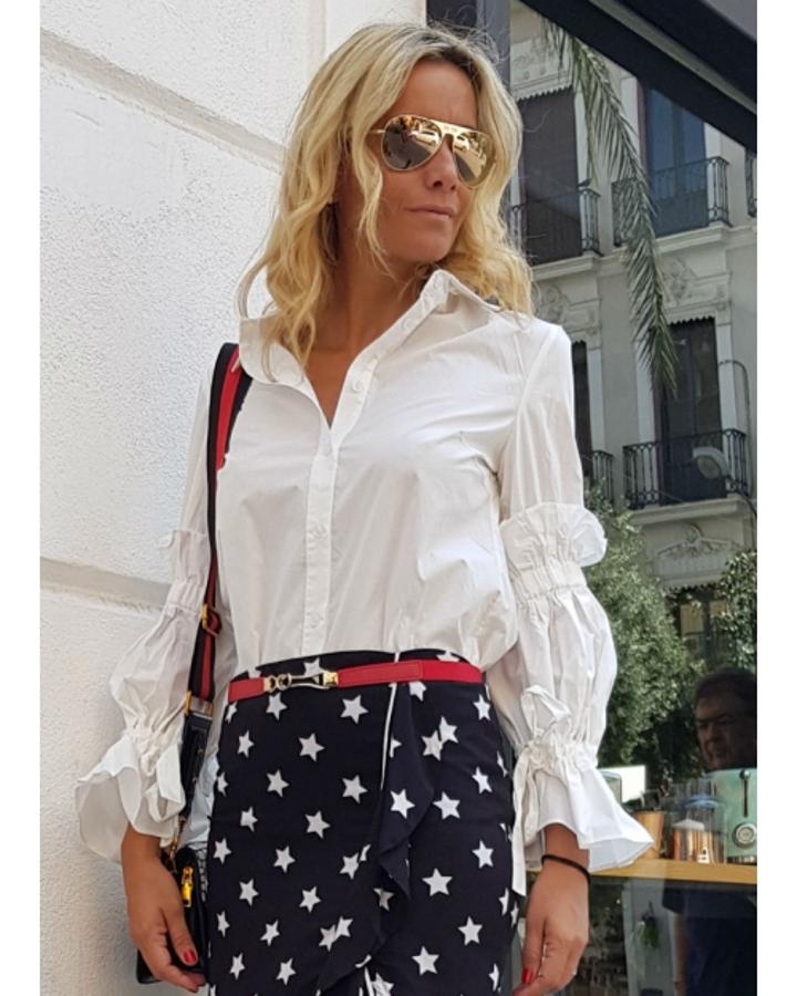 Con detalles de volantes y cintas en las mangas (59,92 euros).