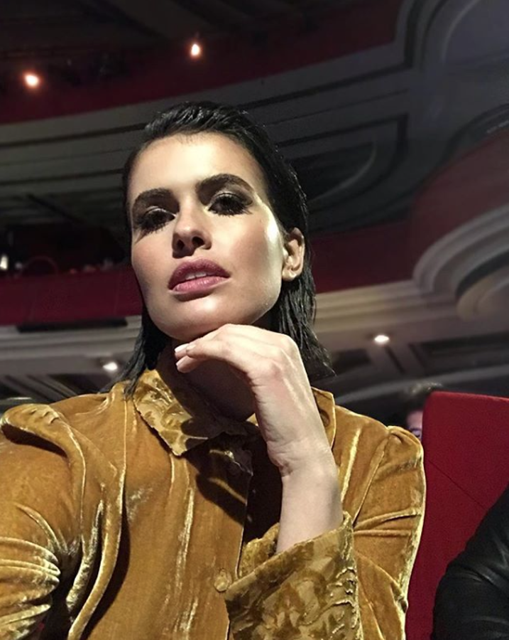 El cambio es total: parece, directamente, otra. Se trata de un cambio de "look" pensado y ejecutado por Manuel Zamorano que impacta aún más por el acabado humedo del peinado.