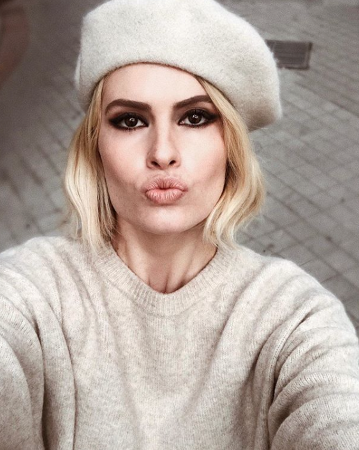 Conocimos a la presentadora de televisión como rubia, una media melena con un tono cálido que varió de longitud o cambiando a rubio platino.