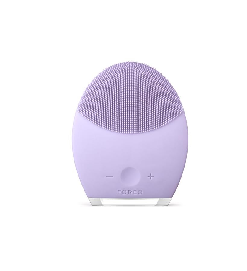 El cepillo facial y masajeador antiedad posee una tecnología sónica que no solo limpia tu piel perfectamente; también minimiza la aparición de imperfecciones y aborda las preocupaciones relacionadas con el envejecimiento de la piel.  Luna 2 de Foreo  (antes 199 €, ahora 139,30 €).
