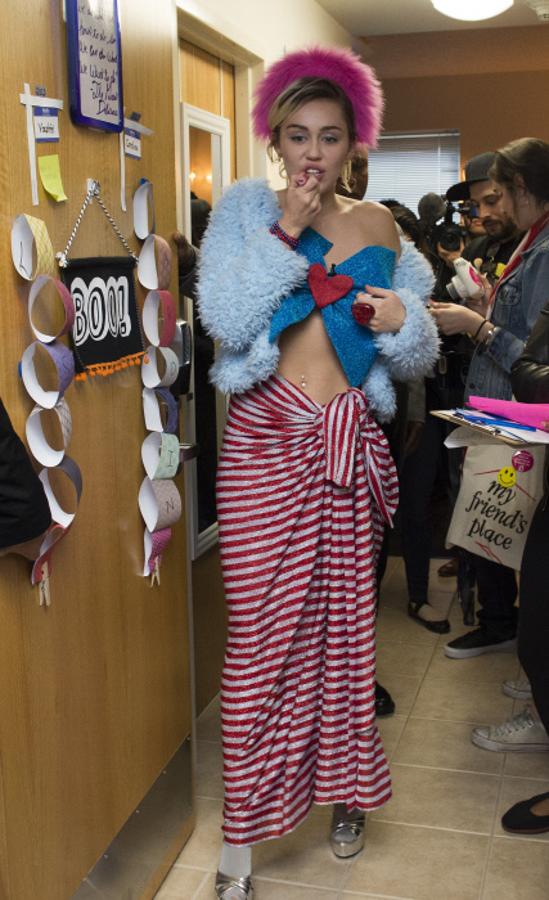 Deberíamos 'barrer para casa' y defender este look de Agatha Ruiz de la Prada de Miley Cyrus, pero la verdad es que aunque el top es 'gracioso', parece que se ha puesto la toalla de la playa como falda.