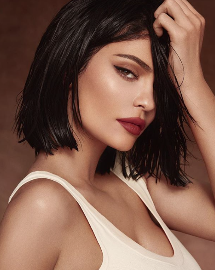 Kylie se decoloró por primera vez por deseo de Donatella Versace, quien decidió que el vestido que le había prestado para una Met Gala iba mejor con el cabello rubio. Desde entonces la hemos visto en todas las versiones, del platino al amarillo, pero siempre vuelve al tono oscurísimo que caracteriza a todas las mujeres de su familia: su herencia armenia.