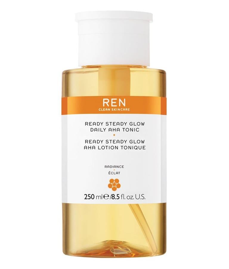 Es completamente líquida, se aplica con algodón y, como contiene ácidos de efecto peeling, consigue una renovación enzimática de la piel con un par de pasadas. Y sí, es mejor aclarar con agua. Ready Steady Glow Daily AHA Tonic de REN (44 €).