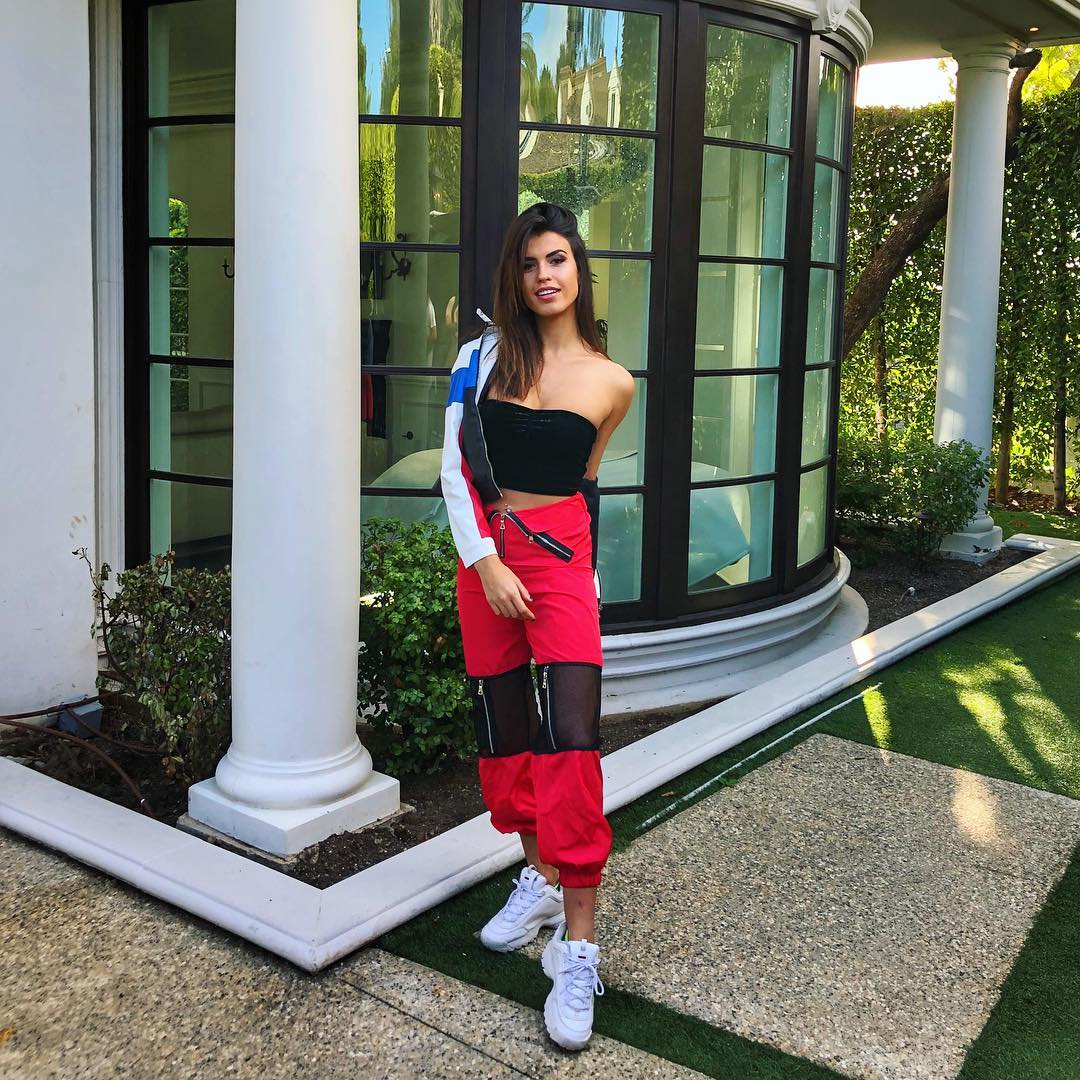 Sofía Suescun ha sido otra de las afortunadas en ir a Los Ángeles con el equipo de Neon Coco. Ella ha escogido este look comercial con pantalón de 17,95 euros.