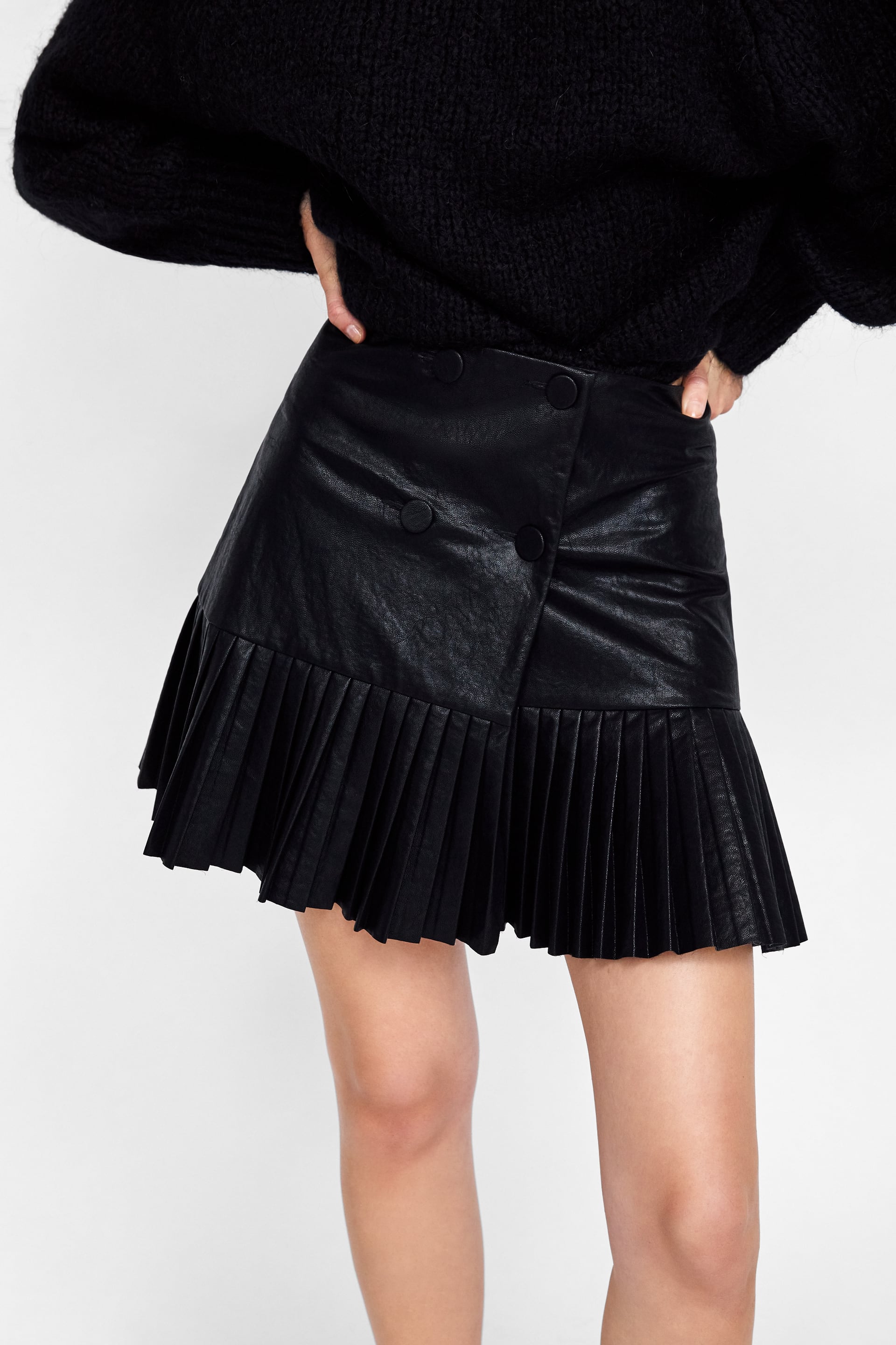 Falda plisada efecto piel de Zara: 25,95 euros.