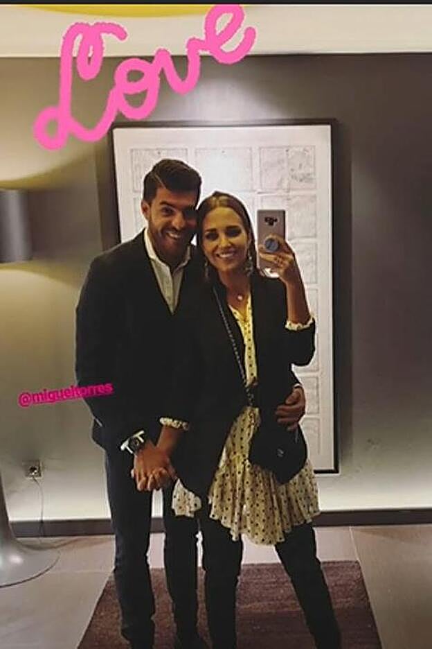 Paula Echevarría y Miguel Torres, agarrados de la mano.