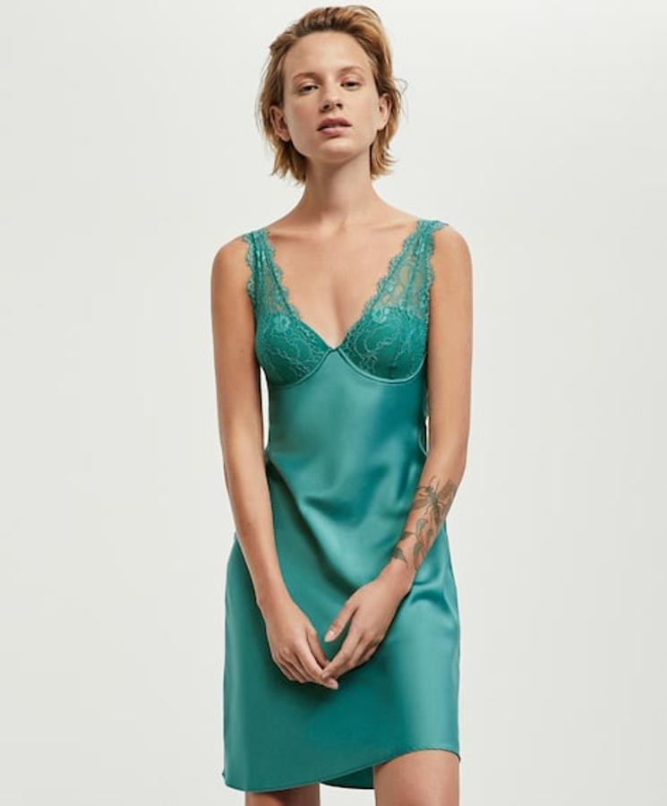 Camisón de tirantes con encaje de Oysho de 29,99 euros.