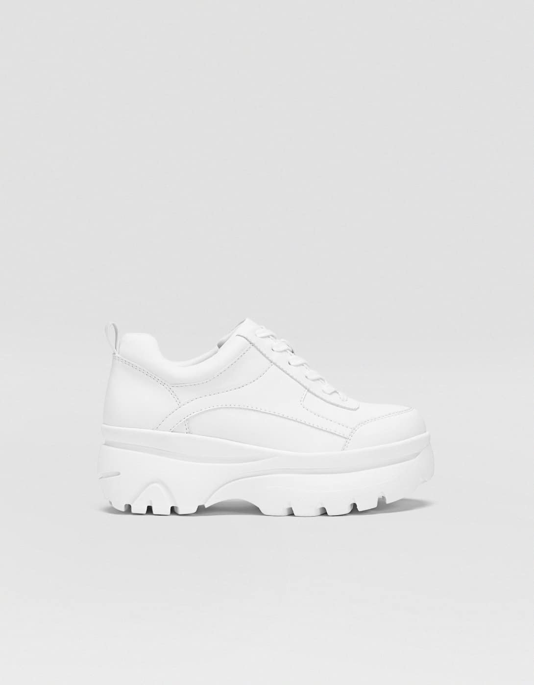Deportivas con plataforma y en color blanco: 39,99 euros en Stradivarius.