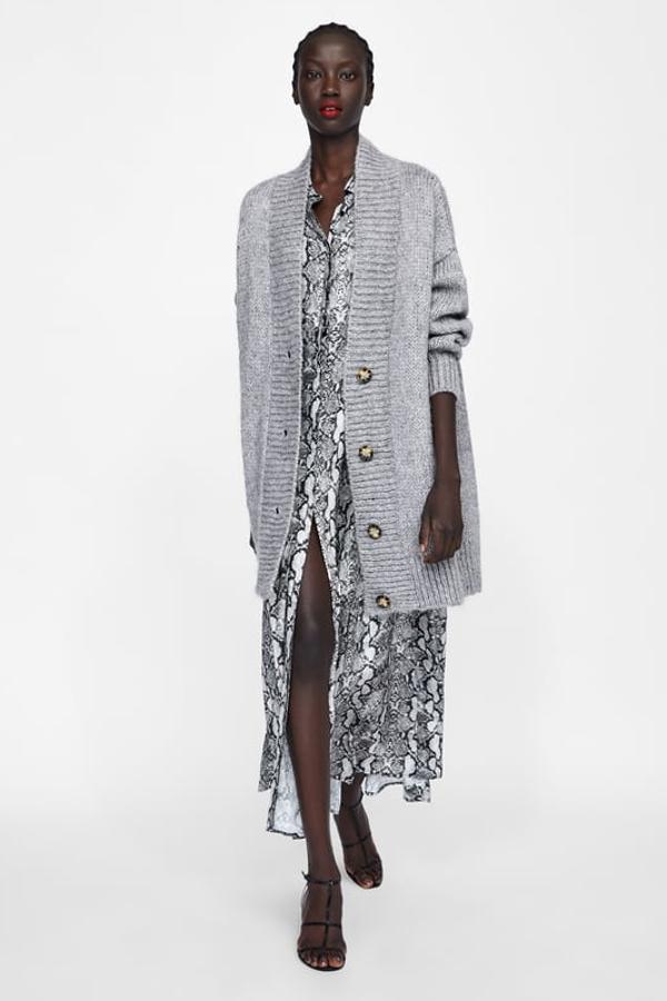 Fantástico diseño en gris con acabados en "rib" y botones a contraste (Zara, 39,95 euros).