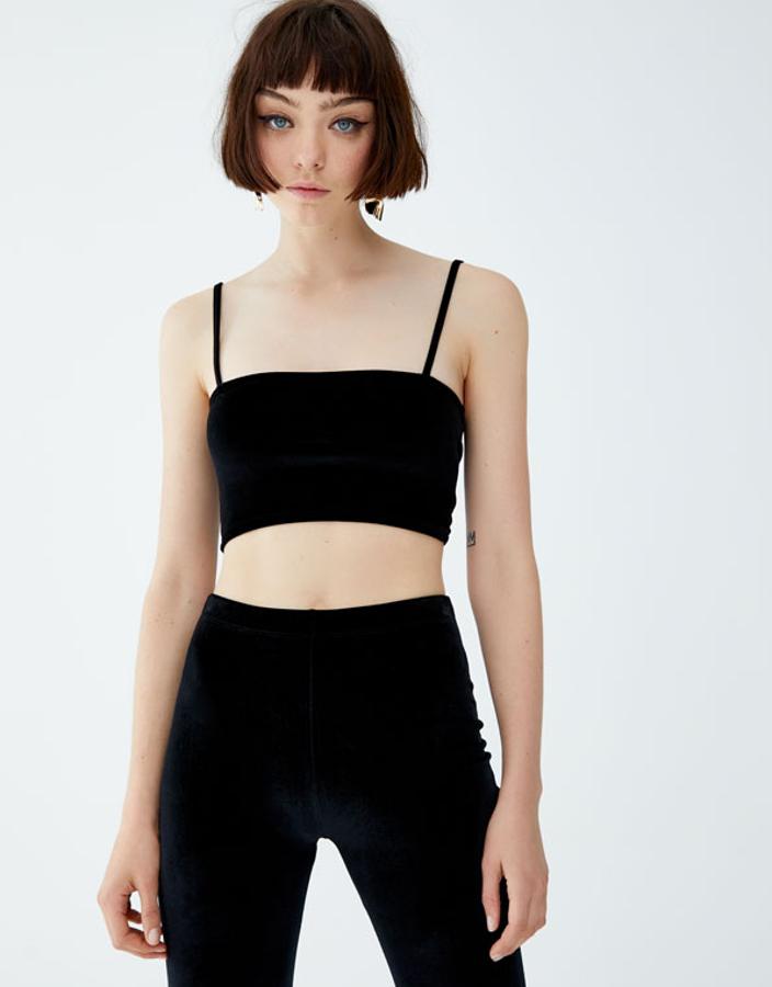 Top de terciopelo negro tipo" bandea"u con tirantes finos y escote recto (7,99 euros).