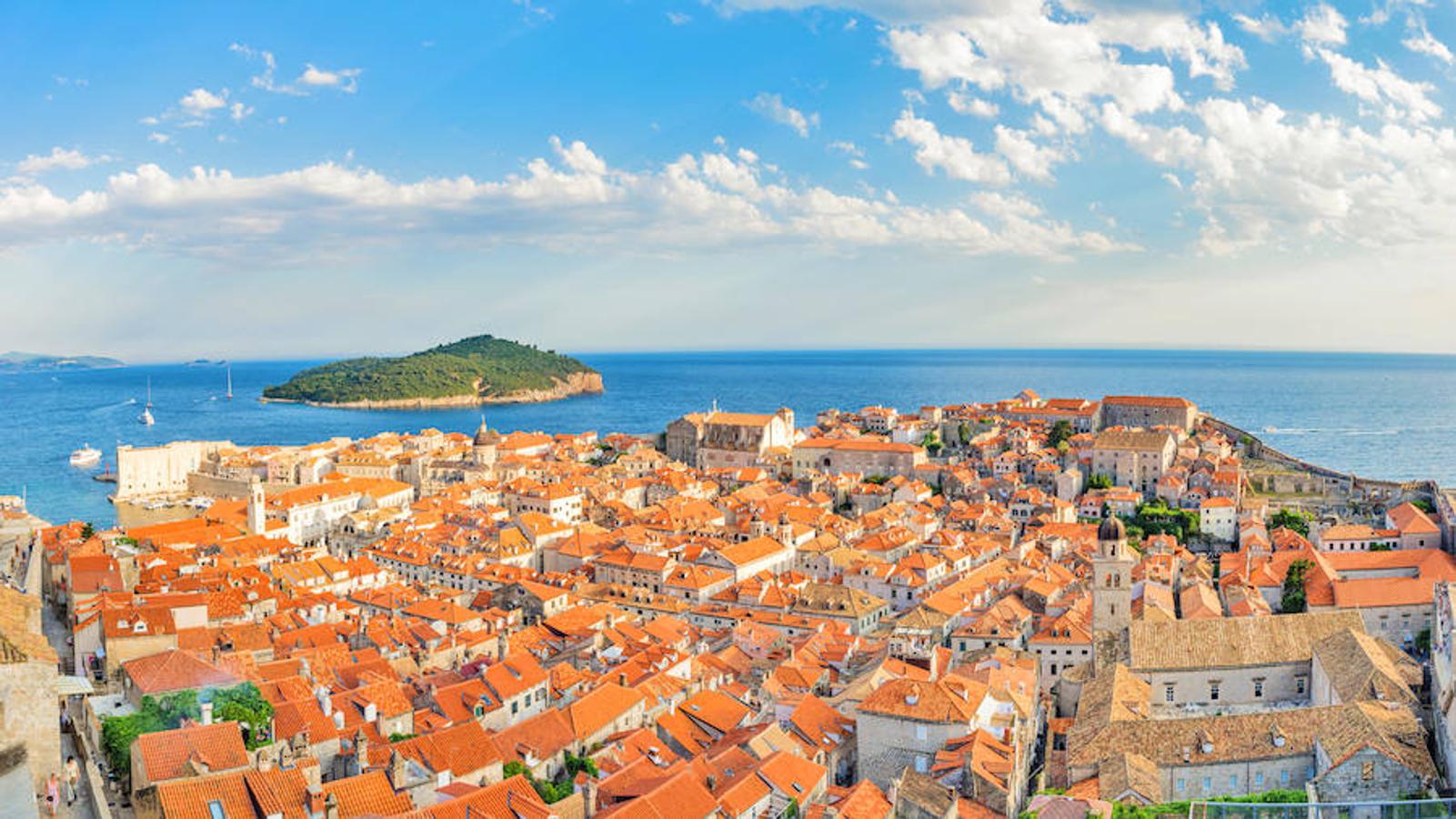 Dubrovnik es un destino que muchos recuerdan por ser escenario de 'Juego de Tronos', pero la verdad es que esta ciudad amurallada es uno de los destinos de sol y playa del Mediterráneo que aún no han conquistado (por completo) las hordas de turistas, por lo que es mejor que la visites cuanto antes si de verdad quieres conocer la esencia de este diamante escondido en la costa de Croacia.