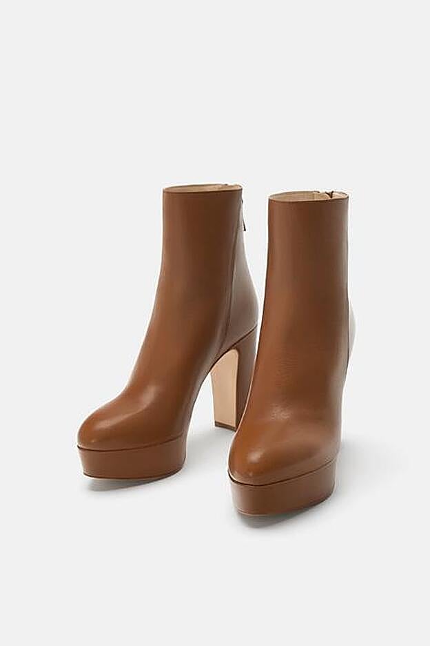 Botín en tono camel.