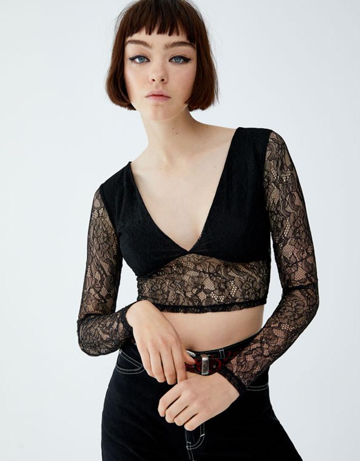 Top de encaje negro (también lo tienes en granate) con escote de pico y manga larga (12,99 euros).