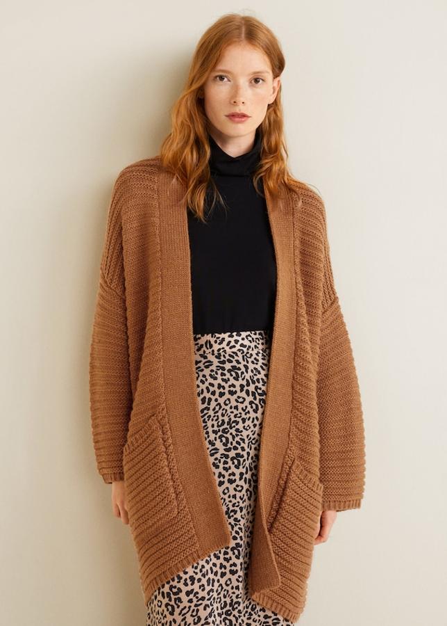 Fantástico diseño envolvente sin botones en un camel todoterreno (Mango, 35,99 euros).