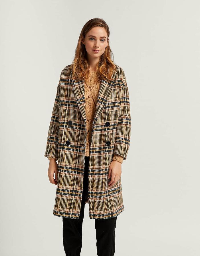 Abrigo largo de paño con estampado de cuadros y doble botonadura, 49,99 euros.