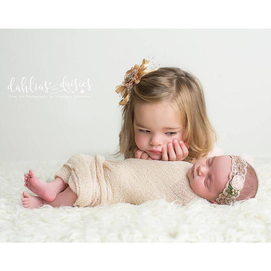La cara con la que esta niña mira a su hermanito durante la sesión de fotos no tiene precio. ¿En qué estará pensando?