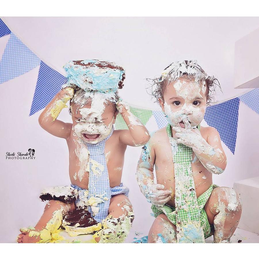 Parece que a estos dos pequeños se les ha ido la mano con las tartas.