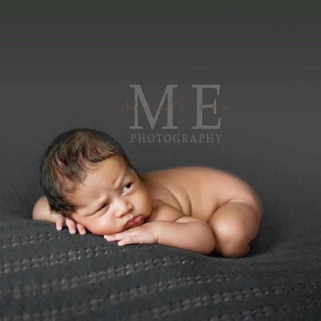 Este bebé tiene cara de pocos amigos, parece que le acaban de despertar de la siesta.