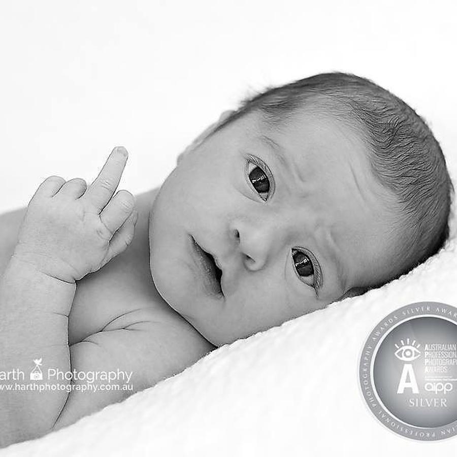 Su carita de bueno nos despista pero sus gestos lo delatan.