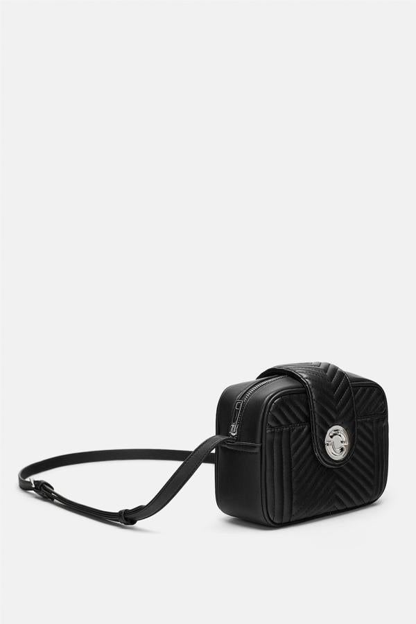 Otra apuesta cómoda y funcional para las correcaminos que necesitan un bolso que nunca les falle. Cuesta 15.99 euros en los Special Prices de Zara.