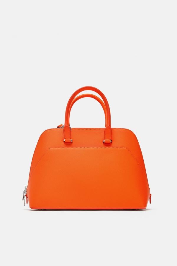Un toque de color nunca viene mal en invierno, y este city bag en naranja es ideal. Cuesta 19.99 euros en los Special Prices de Zara.