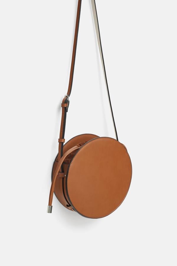 Original, atemporal y súper versátil, este bolso redondo en color cuero es perfecto para tu amiga más 'trendy'. Cuesta 19.99 euros en los Special Prices de Zara.