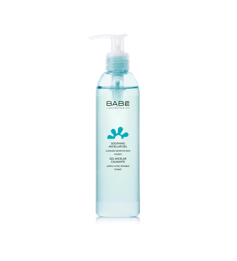 Limpia piel del rostro y elimina los restos de maquillaje sin irritar gracias a su fórmula sin jabón, con Syndet, y que utiliza como agentes limpiadores las micelas. Deja la piel fresca, hidratada, suave, aterciopelada, lisa y flexible.  Gel Micelar Calmante de Babé  (11,50 €).