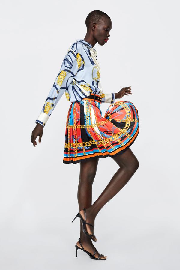 Falda de tablas con estampado de pañuelo (39,95 euros).