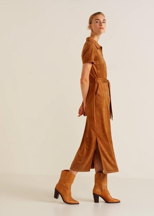 Este vestido midi con acabado en ante color cámel es perfecto para nuestros looks de día este invierno. Cuesta 59.99 euros en Mango, y tiene un descuento del -30% por el Cyber Monday.