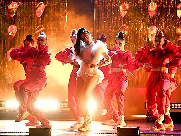 Rosalía durante su actuación en los Grammy Latinos.