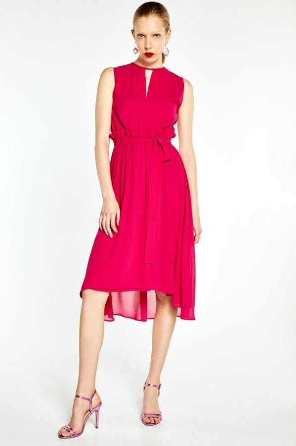 Ve pensando en tus bodas de la próxima primavera con este vestido de gasa fucsia de Sfera, rebajado durante el Cyber Monday de 39.99 a 23.99 euros.