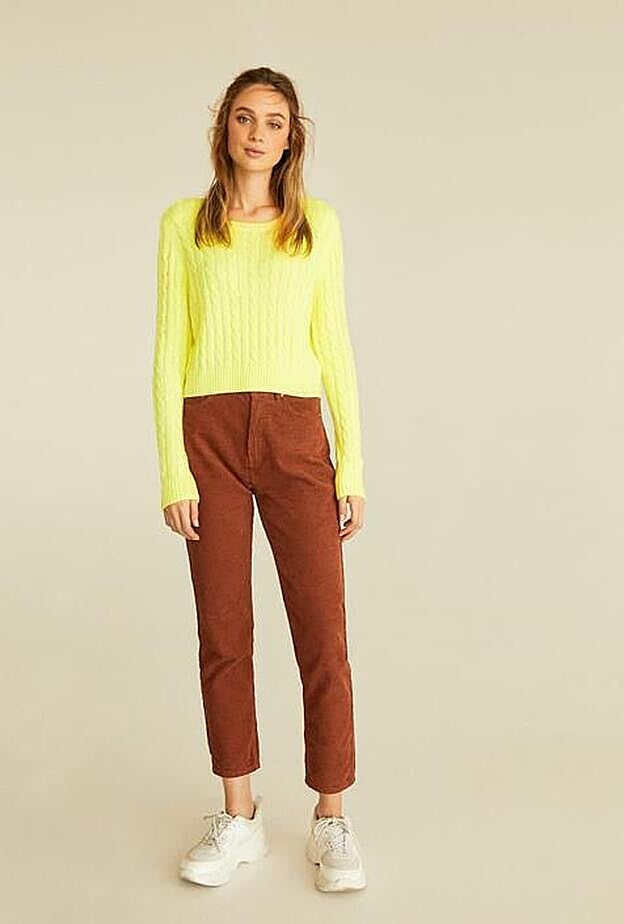 Este jersey en color flúor está arrasando en la web de Stradivarius.