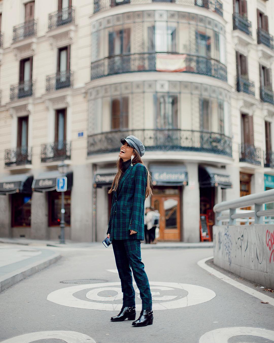 ¿Qué haríamos sin los trajes de Mango? Este de aire british en tonos verdes y azules nos tiene enamoradas desde que se lo vimos a María Fernández Rubies en Instagram.