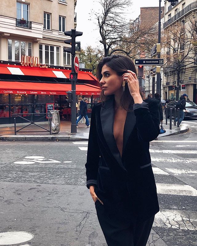 ¿Buscando modelito para Nochevieja? De nuevo, Mery Turiel nos ha descubierto esta preciosa blazer de Mango de terciopelo de color negro y con acabados satinados. Perfecta para ser la reina de la fiesta.