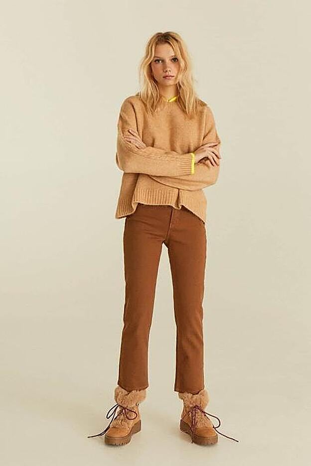 Look de Stradivarius en total camel.