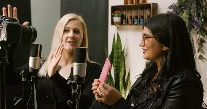 En cada capítulo de esta serie documental, seguimos a una reportera o reportero de la plataforma digital BuzzFeed en su investigación para contar una buena historia. Periodismo 4.0.