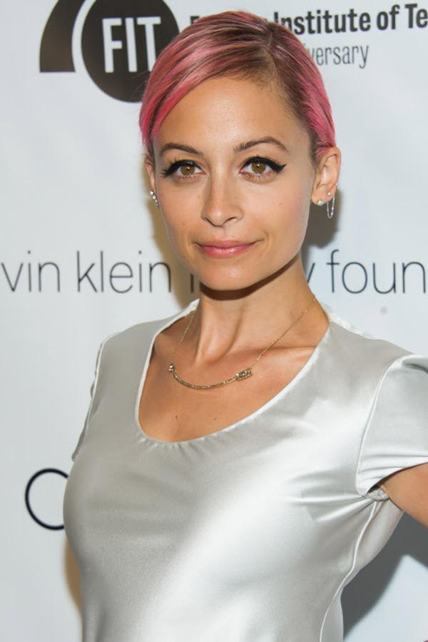 Los tonos rosados adaptados a las tonalidades del color natural del cabello pueden llegar a aportar mucha más luz y a la vez dulcificar el rostro de manera instantánea (sobre todo los tonos más pastel).