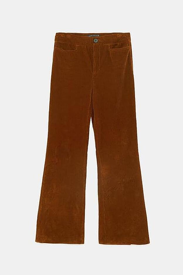 Pantalón de pana 'flare', 39,95 euros.