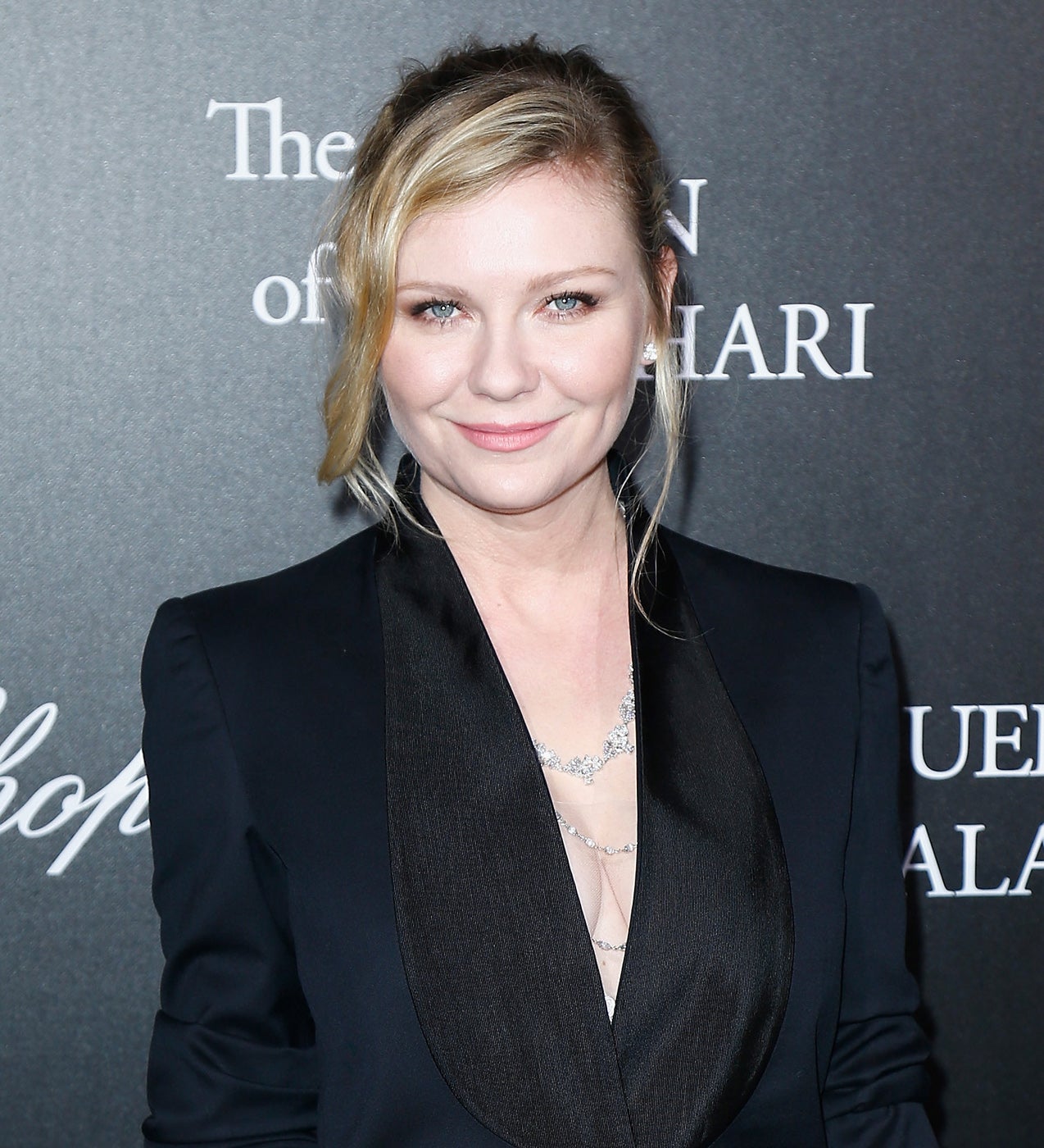 El simple hecho de poner la raya al lado cubre una una parte de la cara y ayuda a romper la redondez de la misma; así como el volumen en la parte superior de la cabeza.