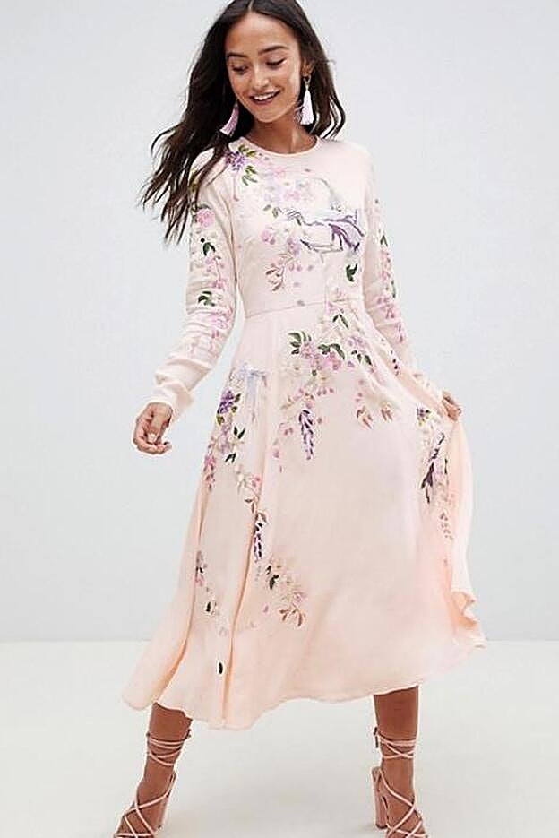 El vestido 'low cost' de la Reina, está disponible en Asos por menos de 100 euros.