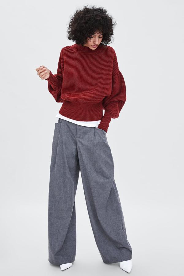 Jersey con manga abullonada y cuello subido, 29,95 euros.