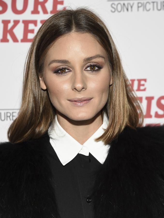 Para este maquillaje Olivia Palermo ha prescindido de color en los labios y se ha decantado por maquillajarlos con la misma base de maquillaje y un toque de 'glossy' transparente para aportarles más luz. Para su mirada ha escogido un ligero toque de sombra marrón, un eyeliner difuminado y una buena máscara de pestañas.