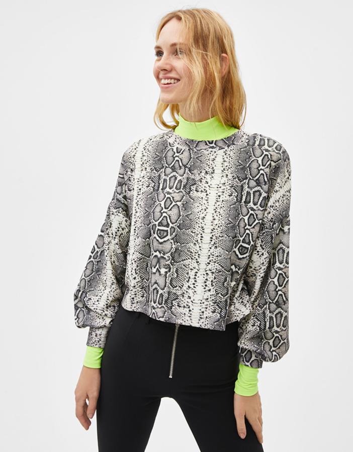 Sudadera con estampado 'animal print' de serpiente, 17,99 euros.