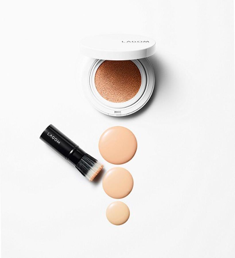 Maquillaje y corrector 2 en 1 en formato 'cushion' con protección solar SPF50+ PA+++. Cubre las imperfecciones (rojeces, granitos, marcas, poros abiertos e incluso tatuajes), gracias a los polvos de zafiro blanco. Es resistente al agua y al sudor, lo que le hace el aliado perfecto para practicar cualquier deporte y estar impecable y protegida durante horas. (42€ con brocha; 38€ sin brocha. Ambas vienen con una borla y una esponjita plana).