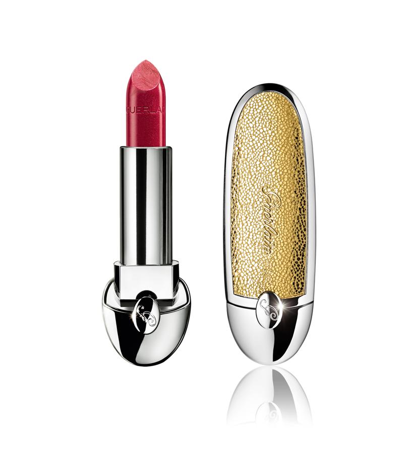 Intensamente pigmentada e muy luminosa, la fórmula de esta barra de labios –disponible en 30 tonos permanentes y tres nuevos para estas navidades– nutre, alisa y da volumen gracias a las esferas de ácido hialurónico, la manteca de mango y el aceite de jojoba. Se puede combinar con 16 carcasas diferentes, 15 permanentes y una nueva dorada, de edición limitada de navidad.  Barra de labios Rouge G  (33,10 €) y  Carcasa Rouge G Electric Gold de edición limitada  (15,50 €),  ambos de Guerlain .
