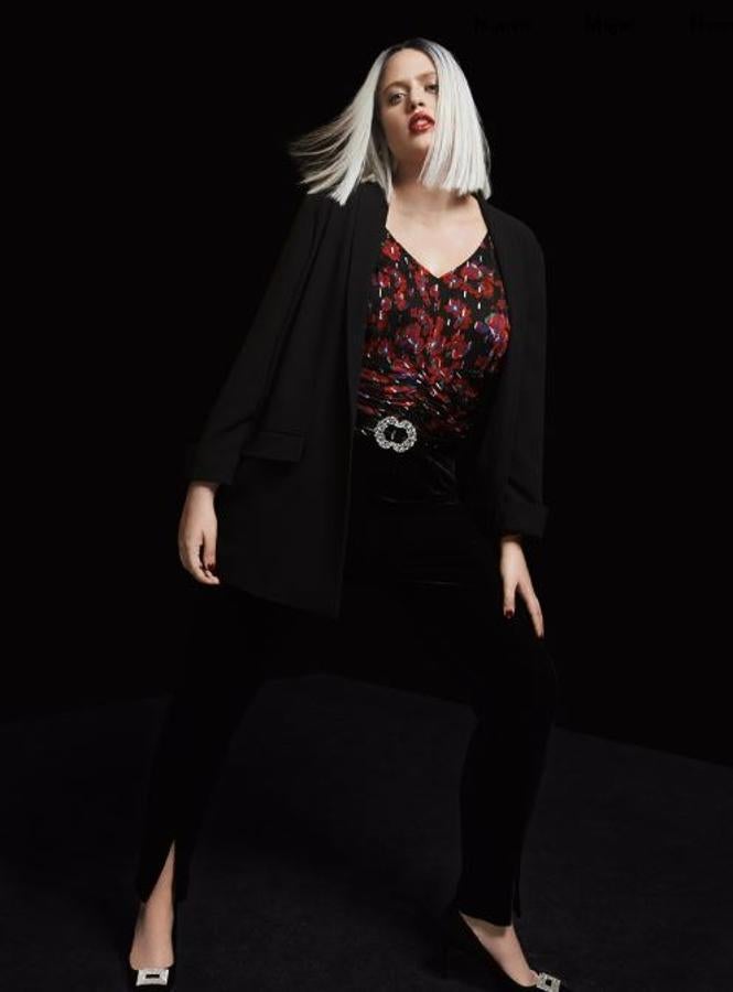 Body-blusa estampada (49,99), blazer (59,99), leggings (29,99), cinturón (19,99) y zapatos con hebilla (59,99).